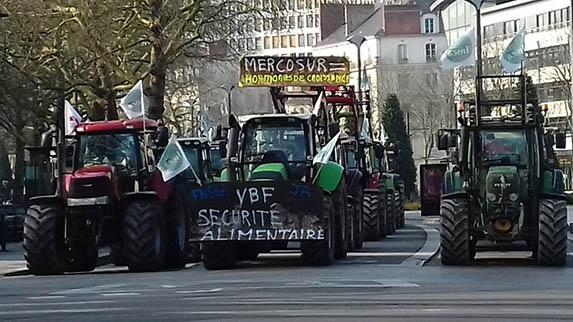 #NonAuxAccordsUEMercosur - EN DIRECT - 100 tracteurs attendues à Nantes aujourd'hui