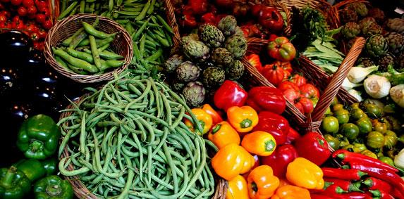 Les ménages achètent moins de fruits et légumes frais, mais dépensent plus